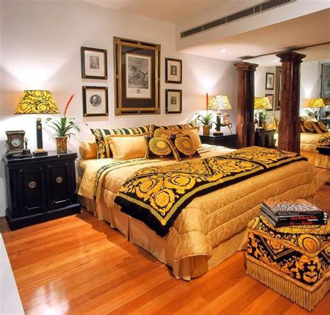 stanza letto arredata versace|Versace Home: mobili, carta da parati e biancheria da letto dal .